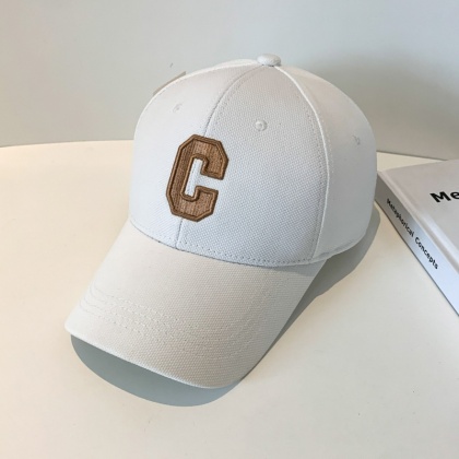 Kapelusze dla mężczyzn Nowa czapka z daszkiem z haftowaną literą C Kpop Fashion Couple Snapback Cap Men and Women Sun Hats Chapeau Homme